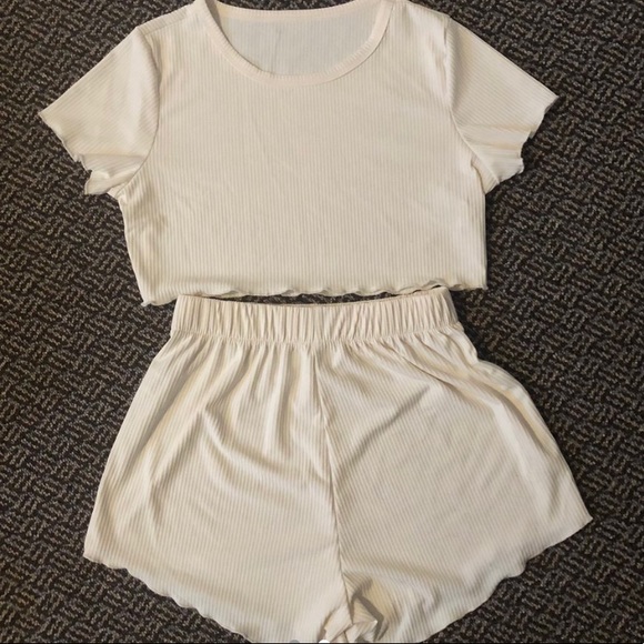 Ribbed lettuce trim crop top and shorts set! - Picture 2 of 2